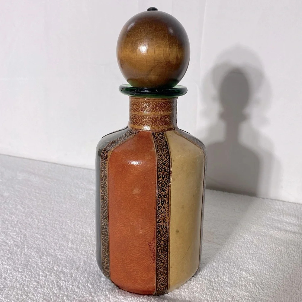 Vintage 1950s Italy Leather Wrapped Green Glass Decanter With Wooden Stopper - Picture 13 of 13
